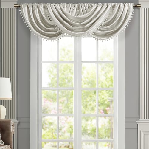 Luxurious Valance with Trims
